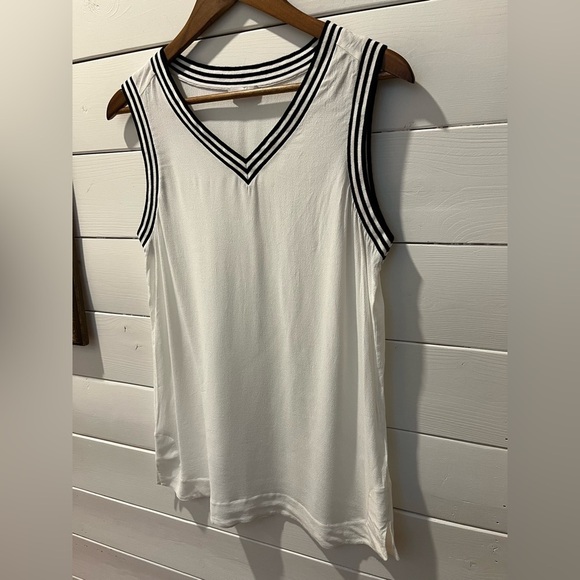 Riani White Sleeveless V-Neck Top with Sporty Trim – Size 8 - Picture 8 of 9